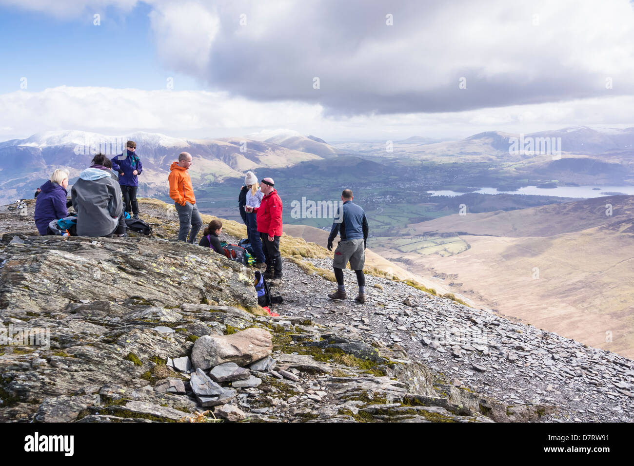 Eine Gruppe von Wanderern ruht auf dem Gipfel des Grisedale Pike im Lake District Stockfoto