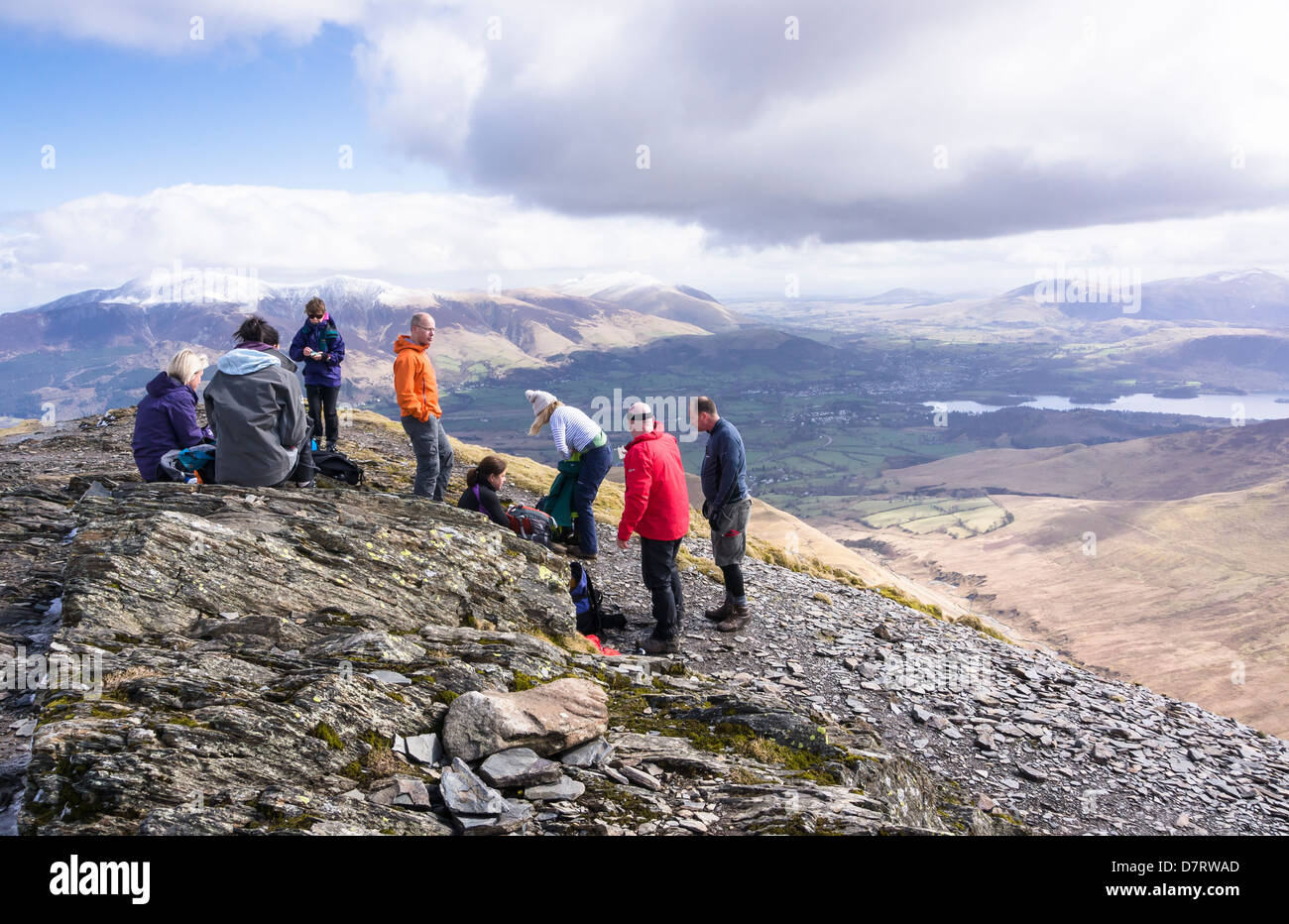 Eine Gruppe von Wanderern ruht auf dem Gipfel des Grisedale Pike im Lake District Stockfoto