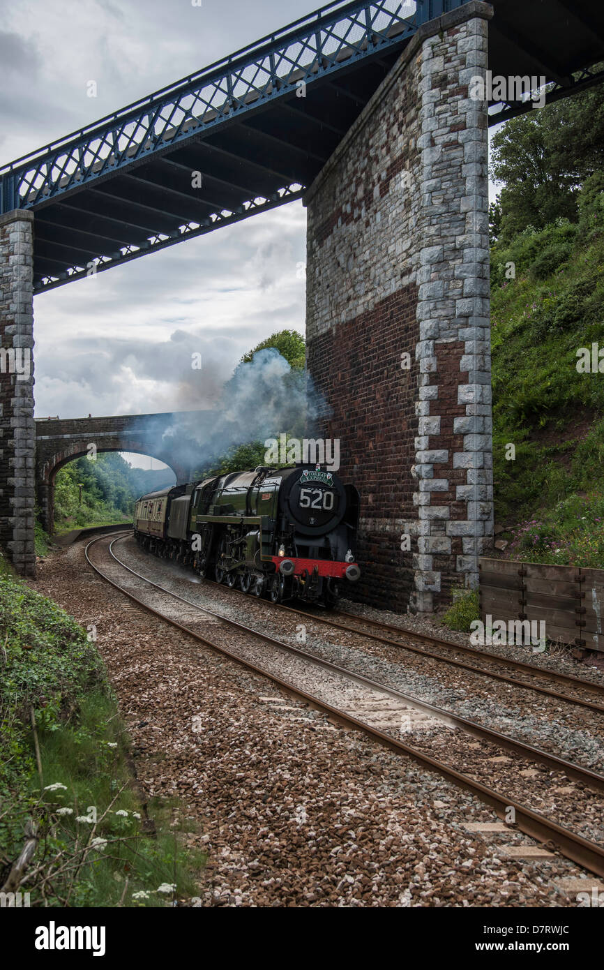 Die Torbay Express geschleppten Dampf Lok 70000 Britannia durchläuft Teignmouth South Devon UK. Stockfoto