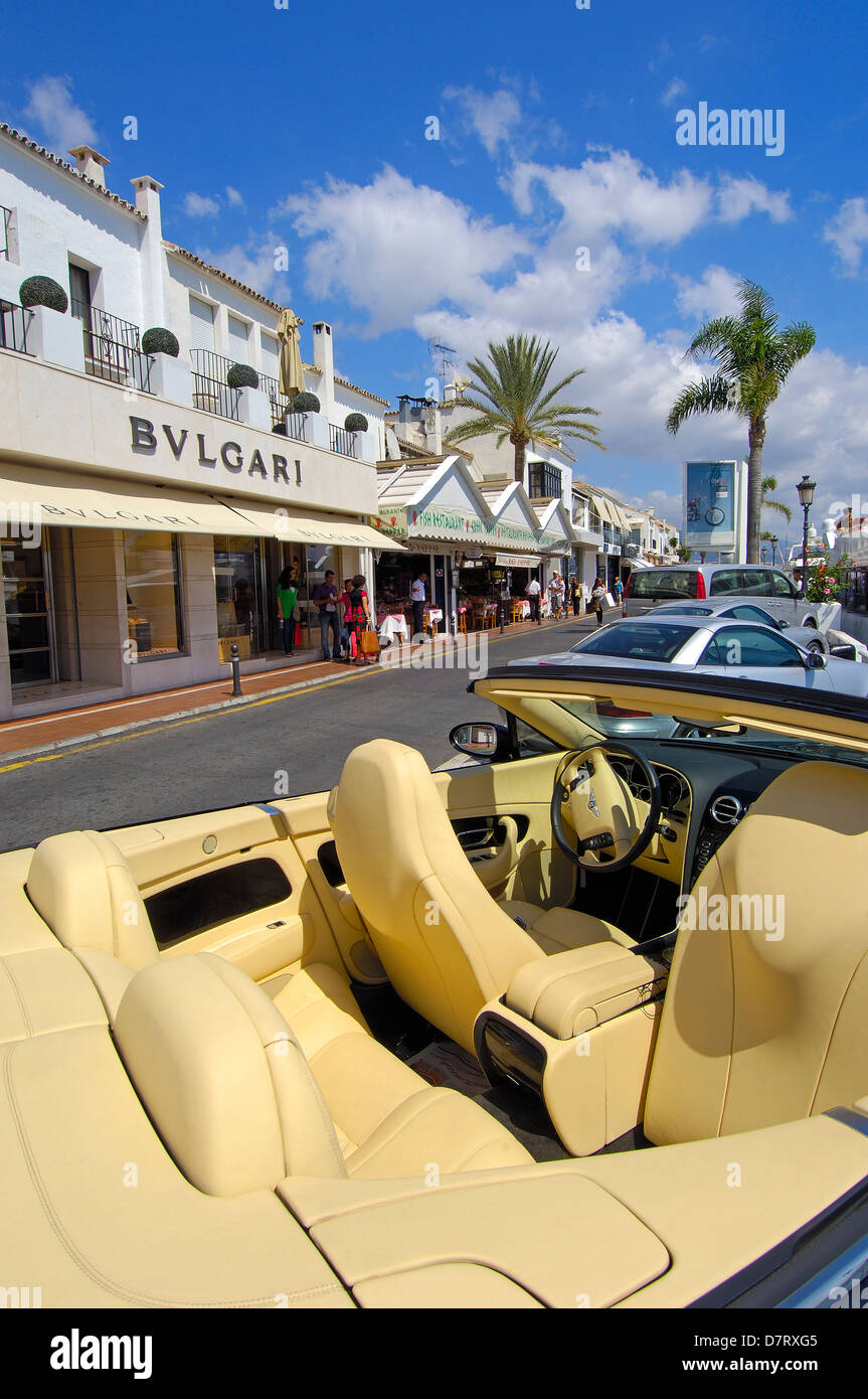 Luxus-Auto und Geschäfte am exklusiven Yachthafen von Puerto Banús, Marbella, Costa del Sol Malaga Provinz, Andalusien, Spanien Stockfoto