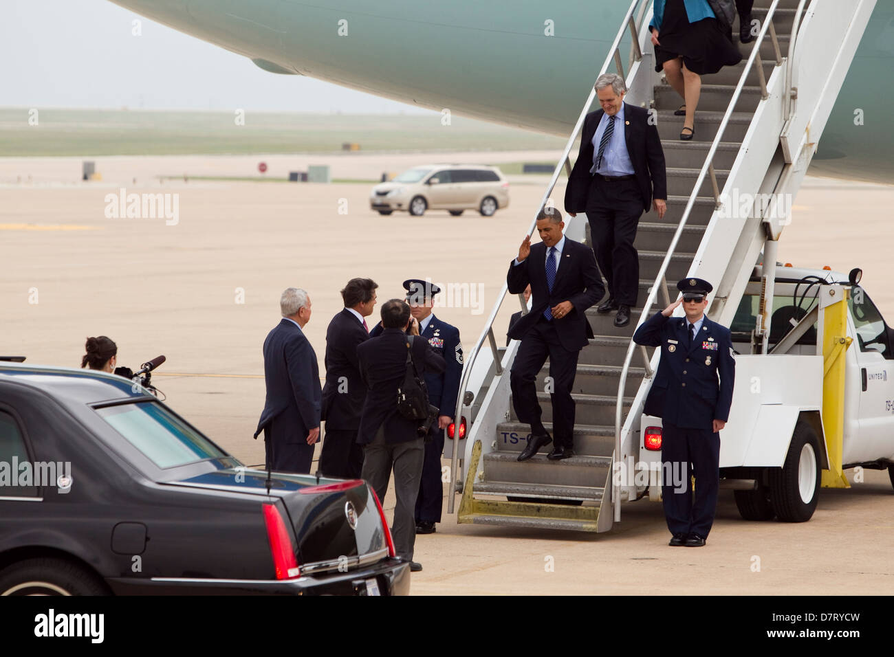 Barack Obama begrüßt als er geht Treppen der Air Force One nach der Landung in Austin, Texas Stockfoto