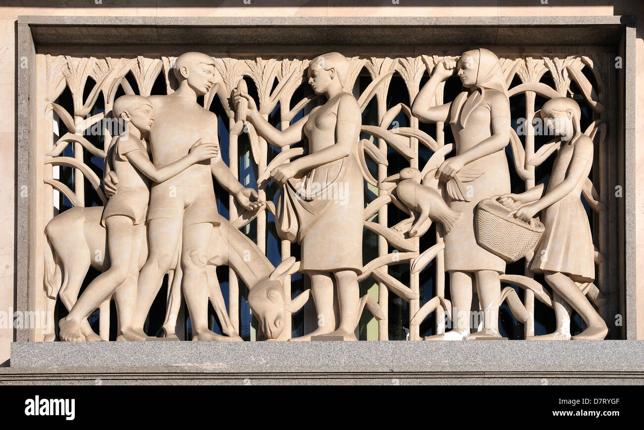 Barcelona, Katalonien, Spanien. Fassade von der "La Caixa" Bank auf 102 Placa de Mossen Jacint Verdaguer. Kunst-detail Stockfoto