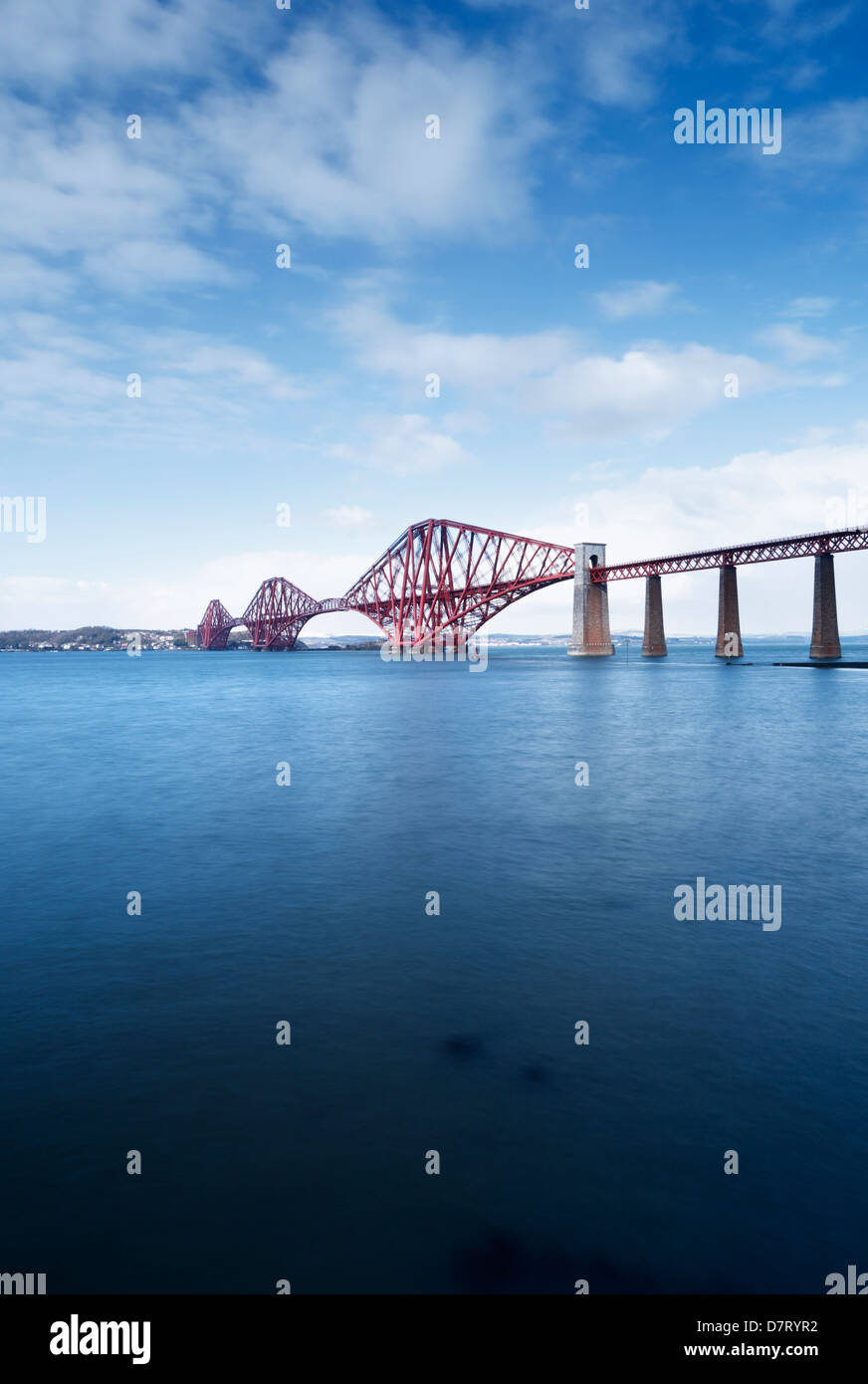 Forth Rail Bridge über den Firth von weiter. Edinburgh. Schottland. VEREINIGTES KÖNIGREICH. Stockfoto