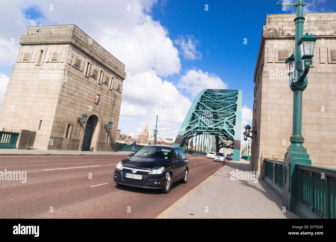Dichten Verkehr der Tyne Brücke in Newcastle Upon Tyne. Stockfoto