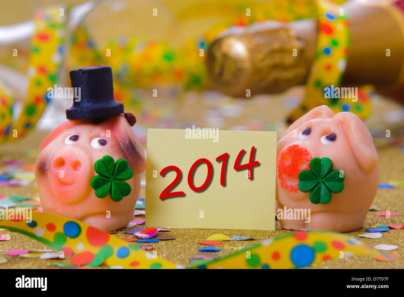 Schwein mit Kleeblatt als Talisman für Neujahr 2014 Stockfoto