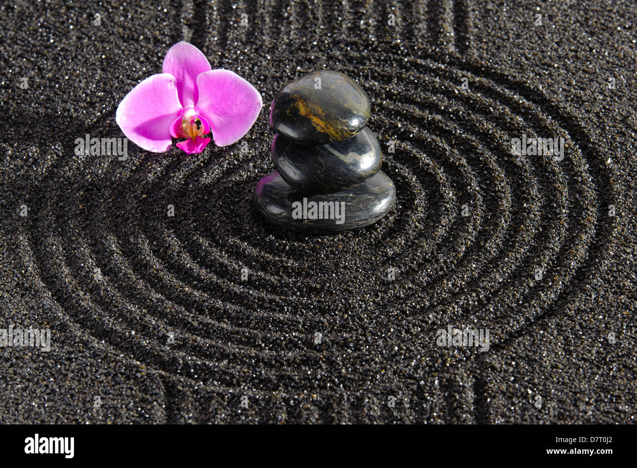 Japanischer Zen-Garten mit Sand und Steinen Stockfoto