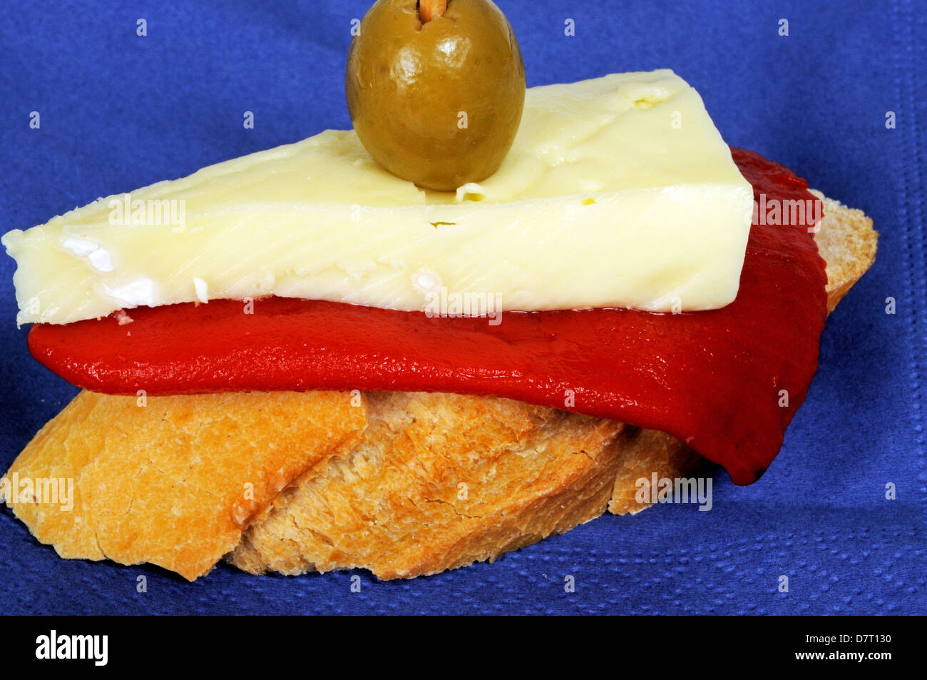 Paprika und Käse Tapa garniert mit grünen Oliven und serviert auf knusprigem Brot, Andalusien, Spanien, Westeuropa. Stockfoto