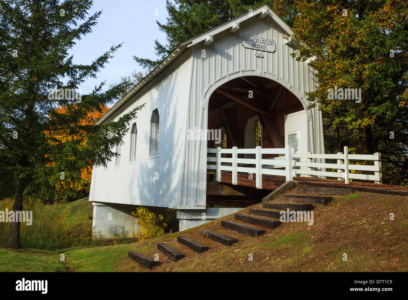USA, Oregon, Pedee, Minnie Ritner Ruiter Wayside, Ritner Creek Bridge, überdachte Brücke im Frühherbst. Stockfoto