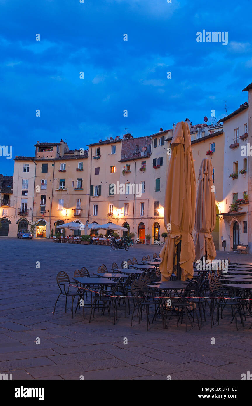 Lucca. Anfiteatro Square in der Abenddämmerung. Piazza Anfiteatro. Toskana. Italien. Europa Stockfoto