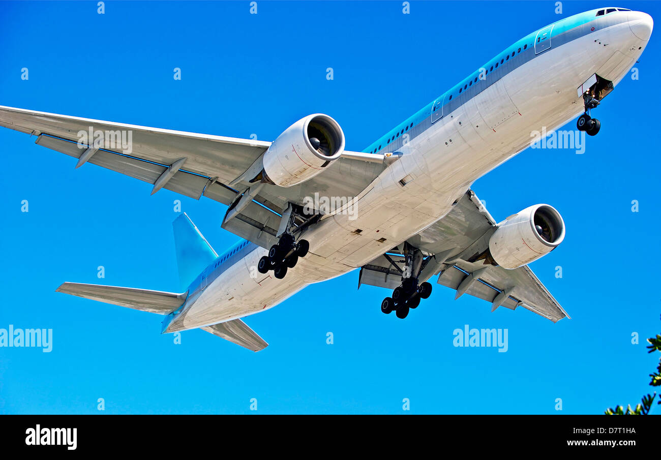 Jet-Flugzeug nähert sich eine Landung Stockfoto