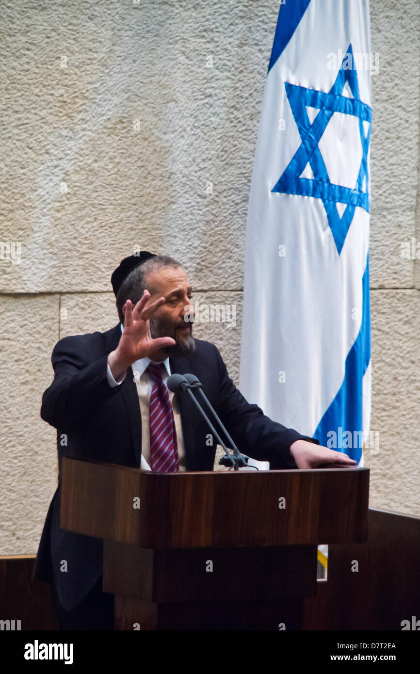 Jerusalem, Israel. 13. Mai 2013. Knesset Mitglied Aryeh Deri sei einer der fünf Vorschläge Misstrauensantrag gegen die Regierung im Namen der Schas-Partei. Alle Vorschläge scheiterten an Abstimmungen. Jerusalem, Israel. 13. Mai 2013.  Israelische Regierung kämpft gegen fünf Misstrauensantrag abgegebenen Opposition getrieben von geplanten wirtschaftlichen Kürzungen und geplanten Doppelhaushalt für 2013 / 14. Bildnachweis: Nir Alon/Alamy Live-Nachrichten Stockfoto
