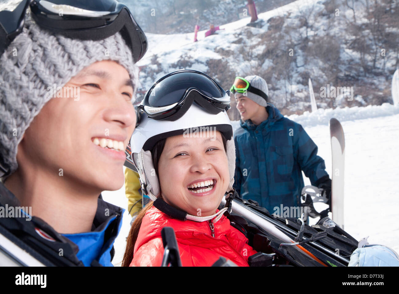 Lächelnde paar im Skigebiet Stockfoto