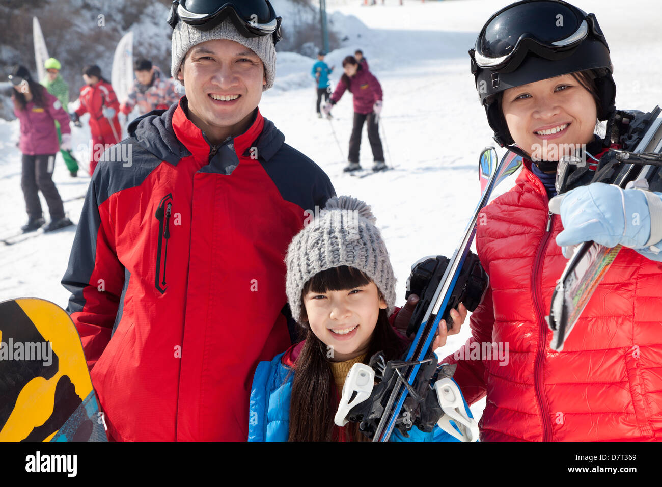 Familie lächelnd in Skigebiet Stockfoto