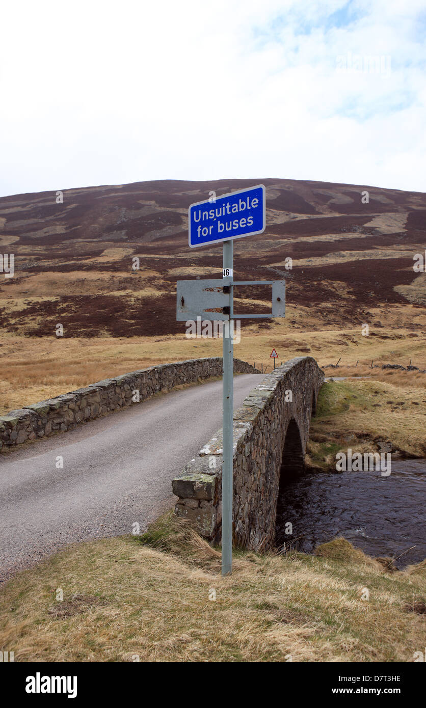 Brücke an der A93 auf die alte Militärstraße in den Highlands von Schottland mit einem Schild besagt nicht für Busse geeignet Stockfoto