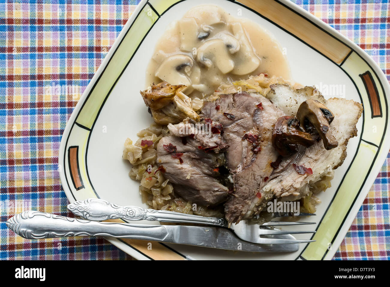 Eisbein mit Sauerkraut und Pilzsauce Stockfotografie - Alamy