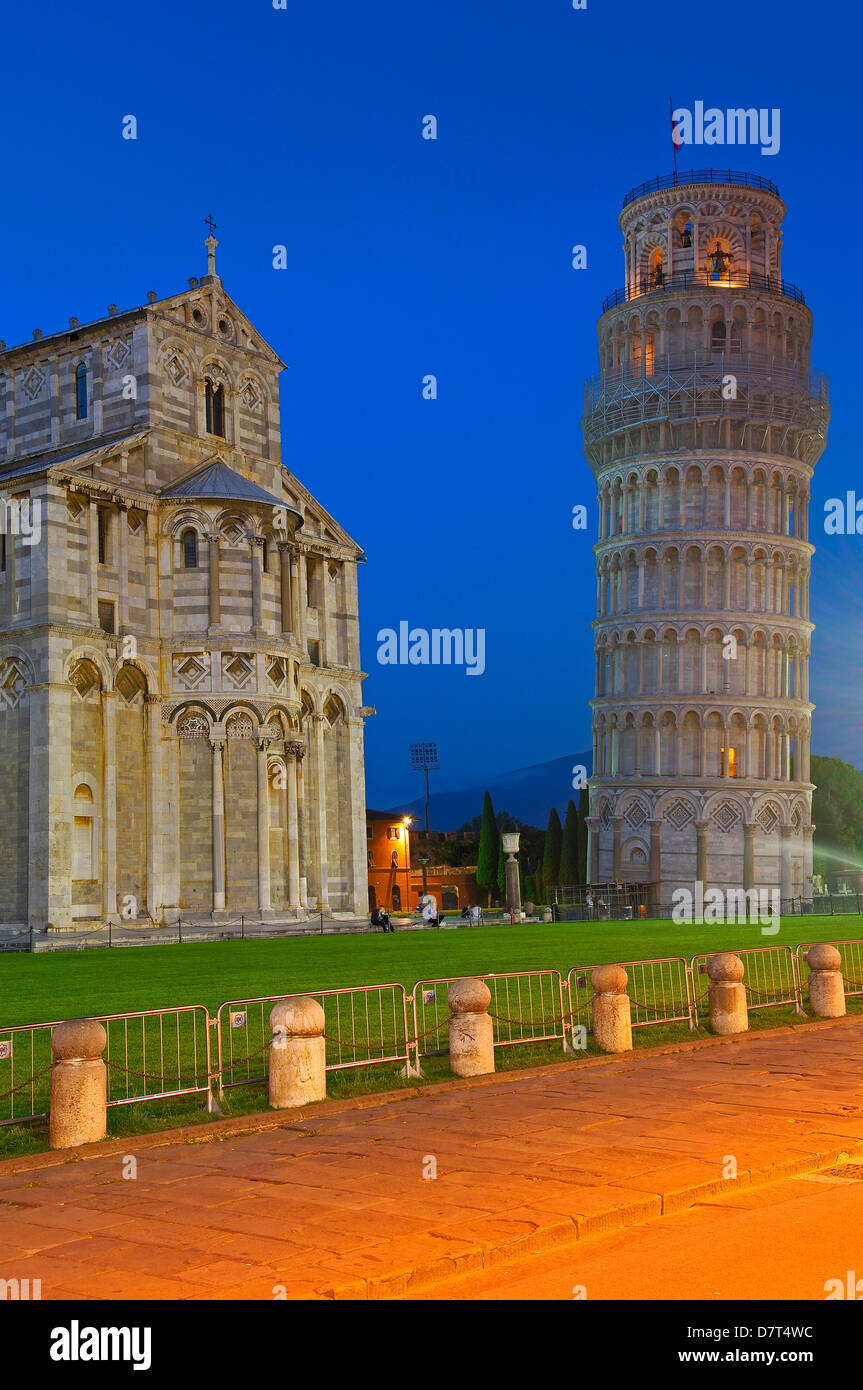 Pisa, Dom, Dom, schiefen Turm bei Dämmerung, Piazza del Duomo, Cathedral Square, Campo dei Miracoli, UNESCO-Welterbe sitzen Stockfoto