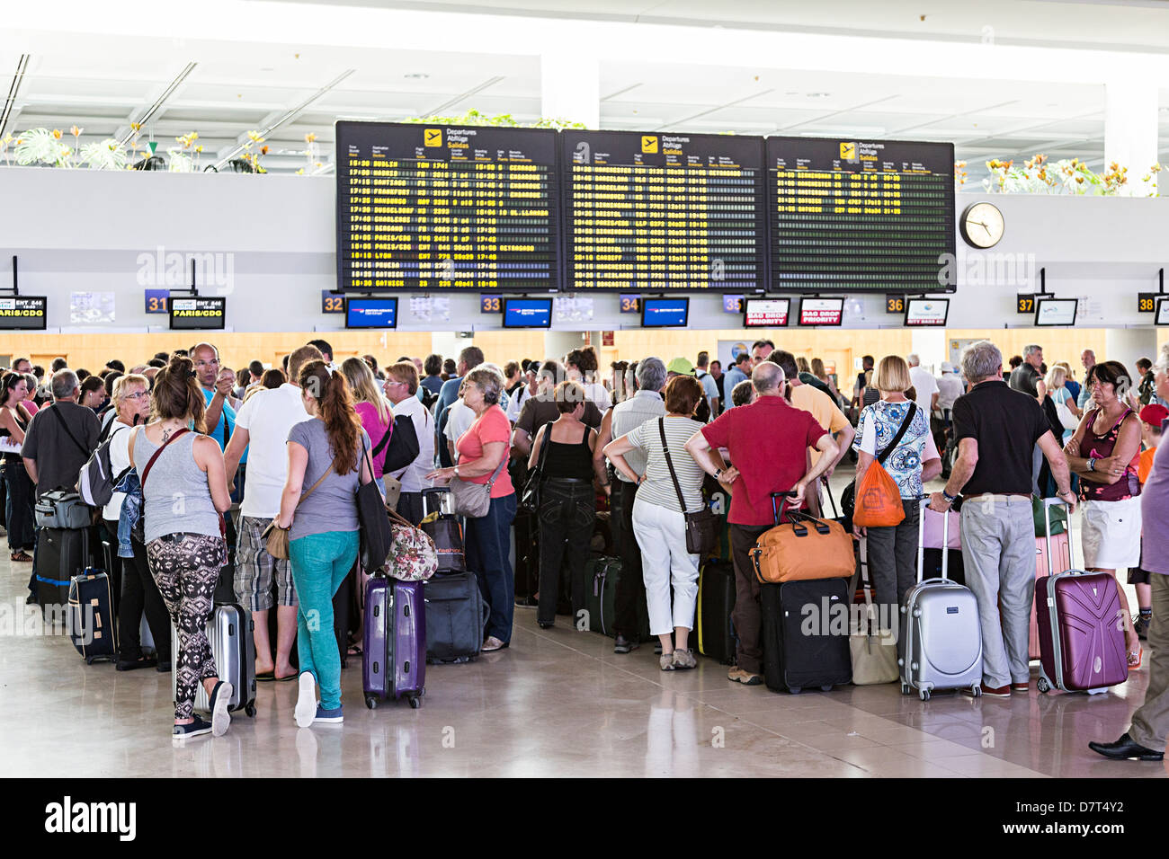 Menschen in der Schlange zum Einchecken am Flughafen Lanzarote, Kanarische Inseln, Spanien Stockfoto
