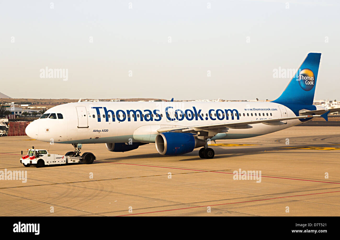 Thomas Cook-Flugzeug Airbus A320 am Start-und Landebahn, Lanzarote, Kanarische Inseln, Spanien Stockfoto