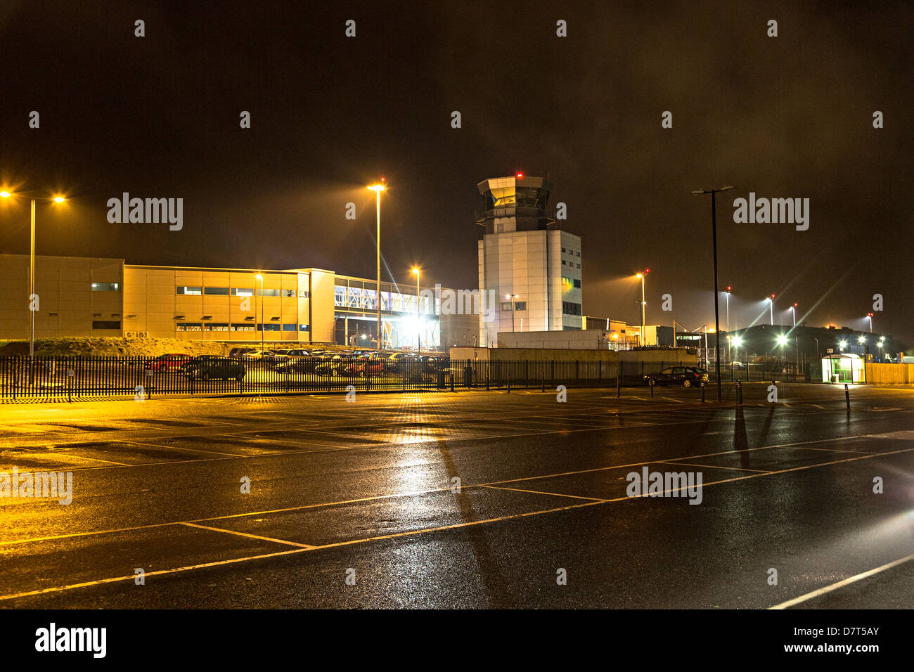 Bristol Flughafenparkplatz und Kontrollturm in der Nacht, UK Stockfoto
