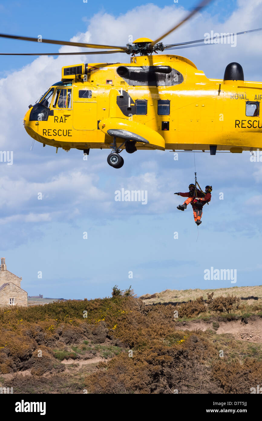 RAF Sea King und Rescue Team trainieren an der Northumberland Küste Stockfoto