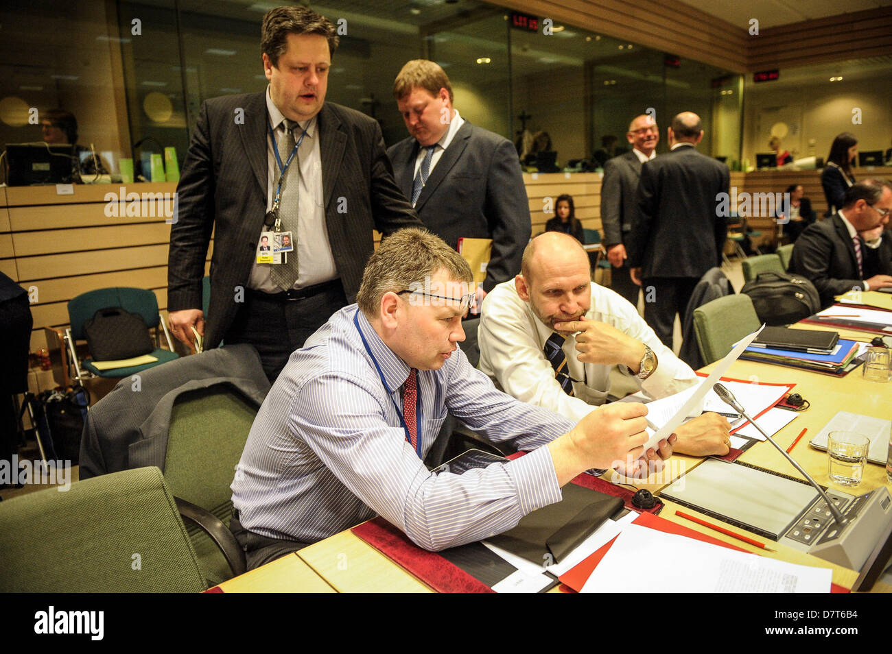 Globale Sicht auf Arbeitspersonals vor Landwirtschaft und Fischerei Rat am Sitz EU in Brüssel, Belgien auf 13.05.2013 Fischereiminister erfüllen, um ihre Position zur Reform der EU-Fischerei Regeln zu überarbeiten. Die Abneigung einiger Länder, darunter Frankreich, Spanien und Polen, um Gemeinsamkeiten zu finden, mit dem Parlament zu zentralen Fragen der Reform droht das Scheitern der Verhandlungen auf eine neue gemeinsame Fischereipolitik (GFP) verursachen.  von Wiktor Dabkowski Stockfoto Globale Sicht auf Arbeitspersonals vor Landwirtschaft und Fischerei Rat am Sitz EU in Brüssel, Belgien auf 13.05.2013 Fischereiminister erfüllen, um ihre Position zur Reform der EU-Fischerei Regeln zu überarbeiten. Die Abneigung einiger Länder, darunter Frankreich, Spanien und Polen, um Gemeinsamkeiten zu finden, mit dem Parlament zu zentralen Fragen der Reform droht das Scheitern der Verhandlungen auf eine neue gemeinsame Fischereipolitik (GFP) verursachen.  von Wiktor Dabkowski Stockfoto