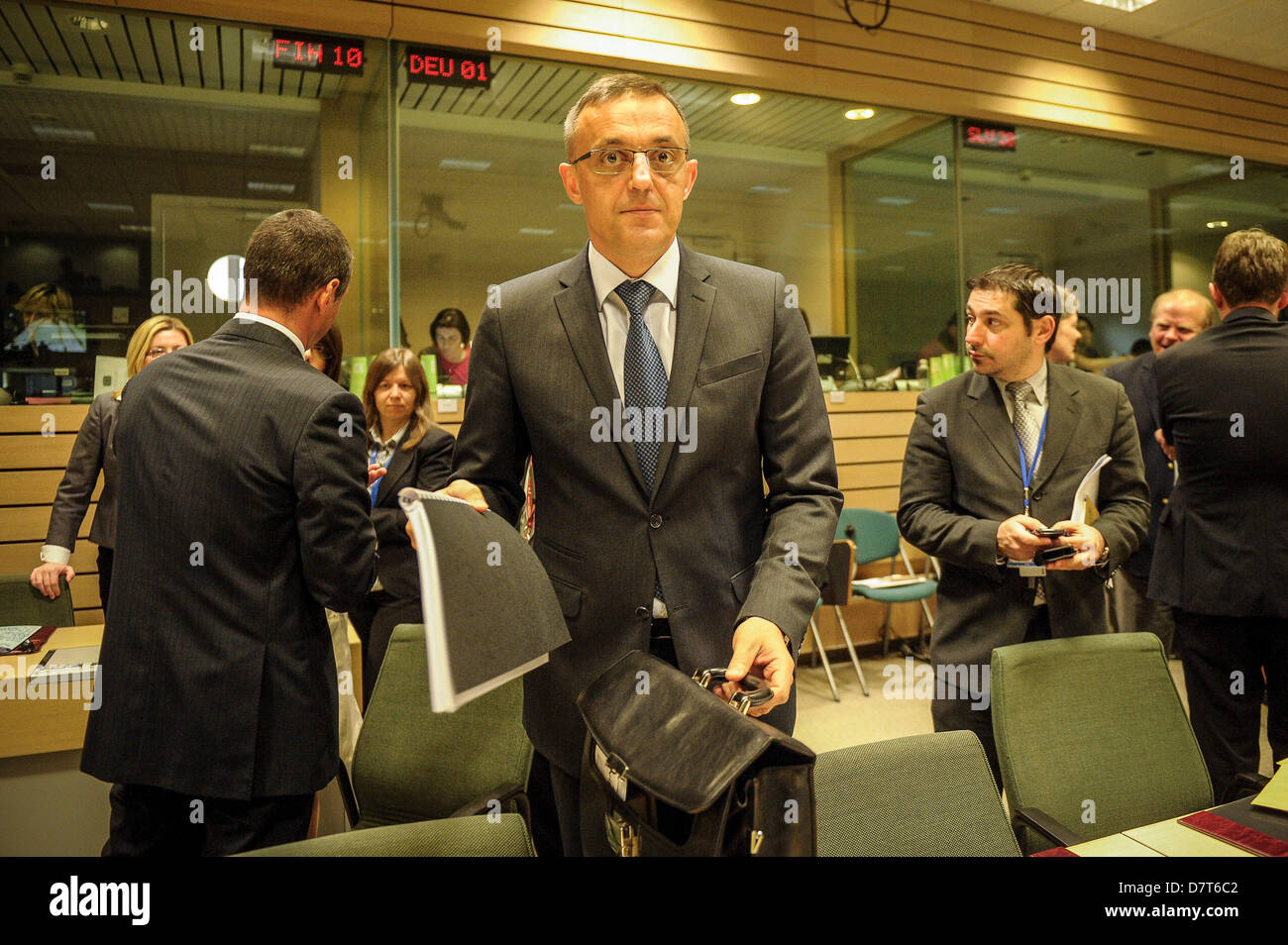 Kroatische Landwirtschaftsminister Tihomir Jakovina vor Landwirtschaft und Fischerei Rat am Sitz EU in Brüssel, Belgien auf 13.05.2013 Fischereiminister erfüllen, um ihre Position zur Reform der EU-Fischerei Regeln zu überarbeiten. Die Abneigung einiger Länder, darunter Frankreich, Spanien und Polen, um Gemeinsamkeiten zu finden, mit dem Parlament zu zentralen Fragen der Reform droht das Scheitern der Verhandlungen auf eine neue gemeinsame Fischereipolitik (GFP) verursachen.  von Wiktor Dabkowski Stockfoto Kroatische Landwirtschaftsminister Tihomir Jakovina vor Landwirtschaft und Fischerei Rat am Sitz EU in Brüssel, Belgien auf 13.05.2013 Fischereiminister erfüllen, um ihre Position zur Reform der EU-Fischerei Regeln zu überarbeiten. Die Abneigung einiger Länder, darunter Frankreich, Spanien und Polen, um Gemeinsamkeiten zu finden, mit dem Parlament zu zentralen Fragen der Reform droht das Scheitern der Verhandlungen auf eine neue gemeinsame Fischereipolitik (GFP) verursachen.  von Wiktor Dabkowski Stockfoto