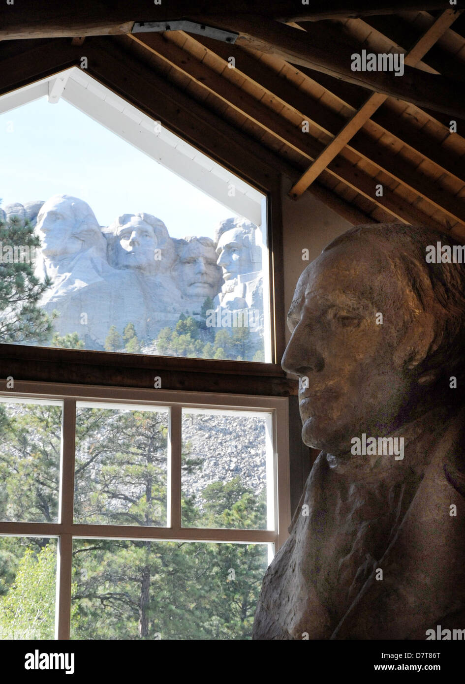 Gutzon Borglum Hause George Washington Vordergrund mit Mount Rushmore in Ferne durch Fenster, Mount Rushmore, George Washington Stockfoto