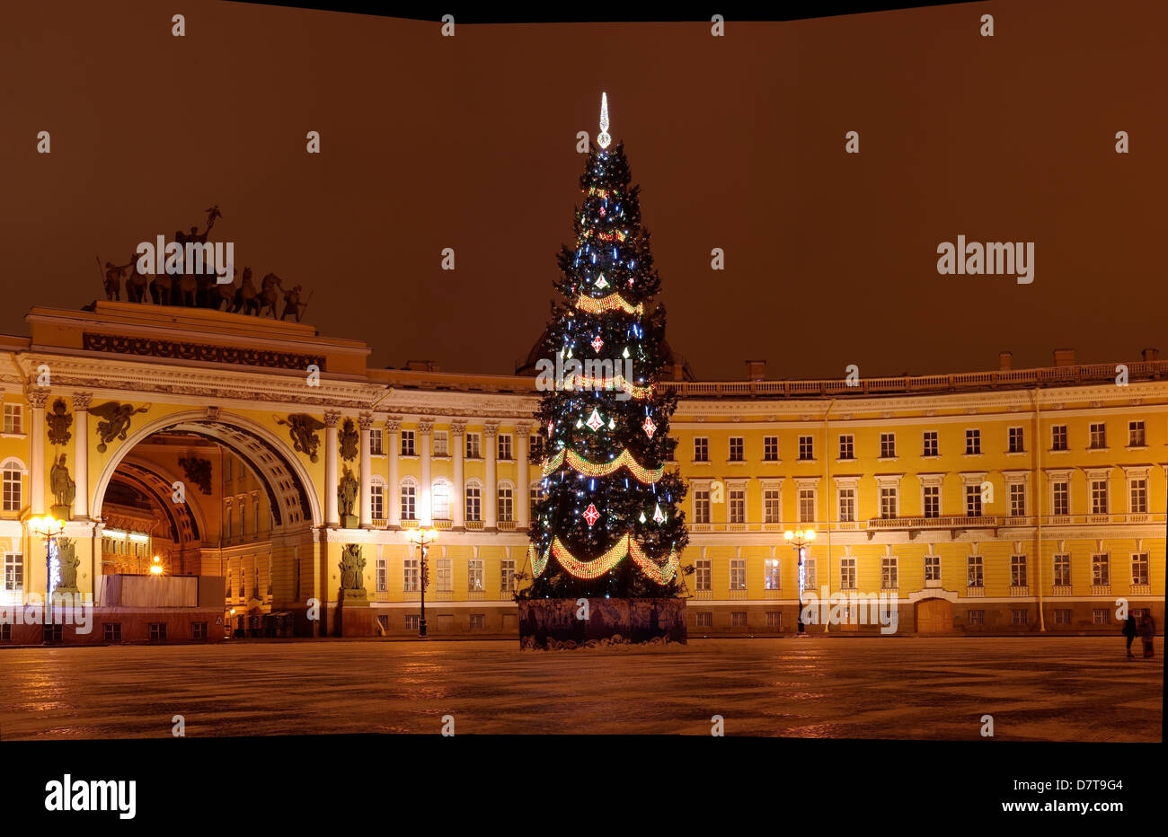 Russland. St. Petersburg. Schlossplatz. Blick auf den Bogen des Generalstabs und der Weihnachtsbaum. Stockfoto