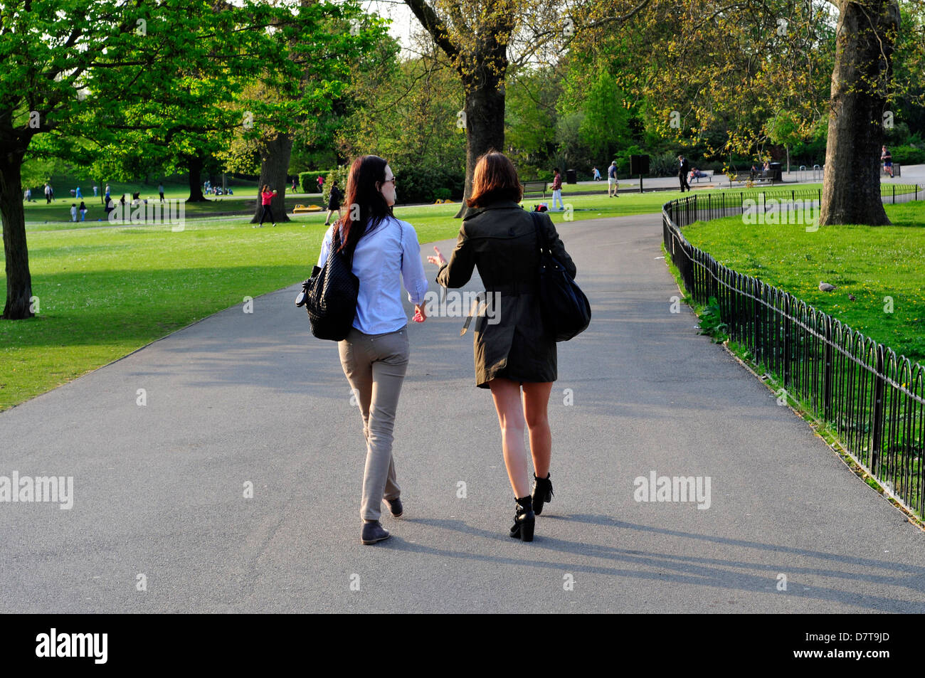 Zwei Frauen gehen im Regents Park, central London, UK. Stockfoto