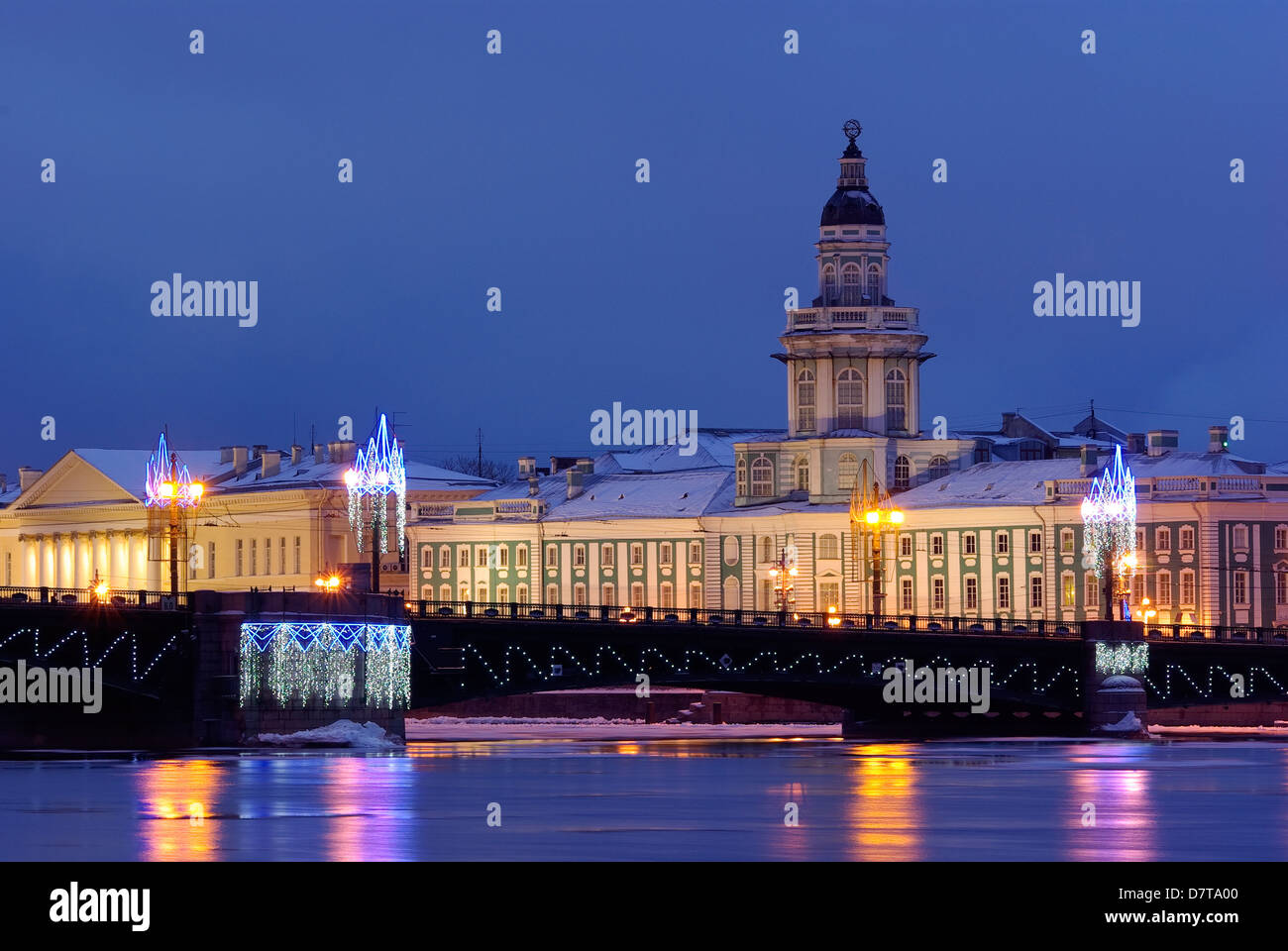 Russland. St. Petersburg. Kuntskamera. Schlossbrücke. Abend-Architekturbeleuchtung. Stockfoto