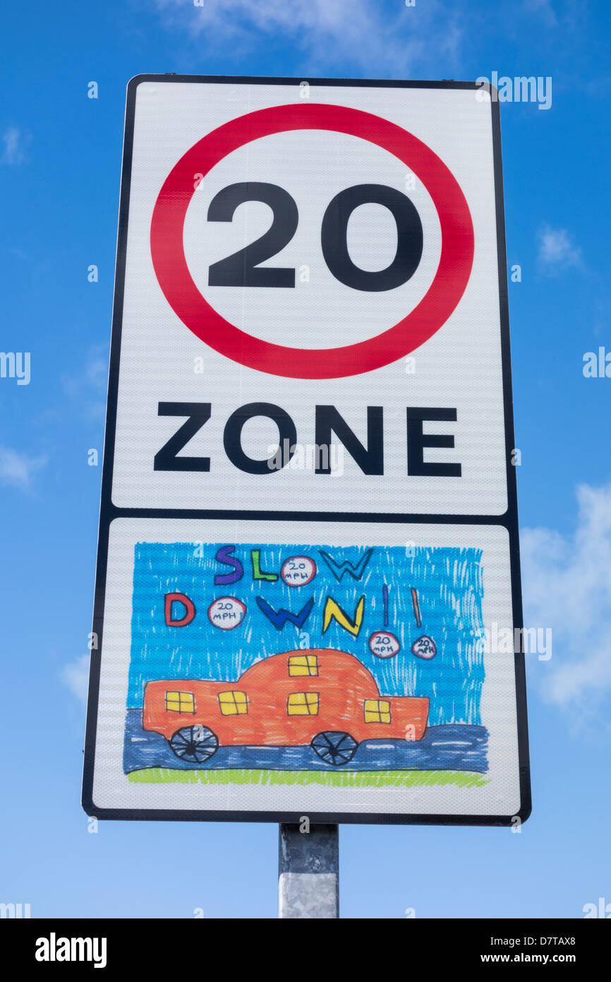 20, zwanzig MPH-Straßenschilder in der Nähe der Schule in Nordostengland, Großbritannien. LTN, Nachbarschaft mit geringem Verkehrsaufkommen, Zone mit geringem Verkehrsaufkommen... Konzept Stockfoto