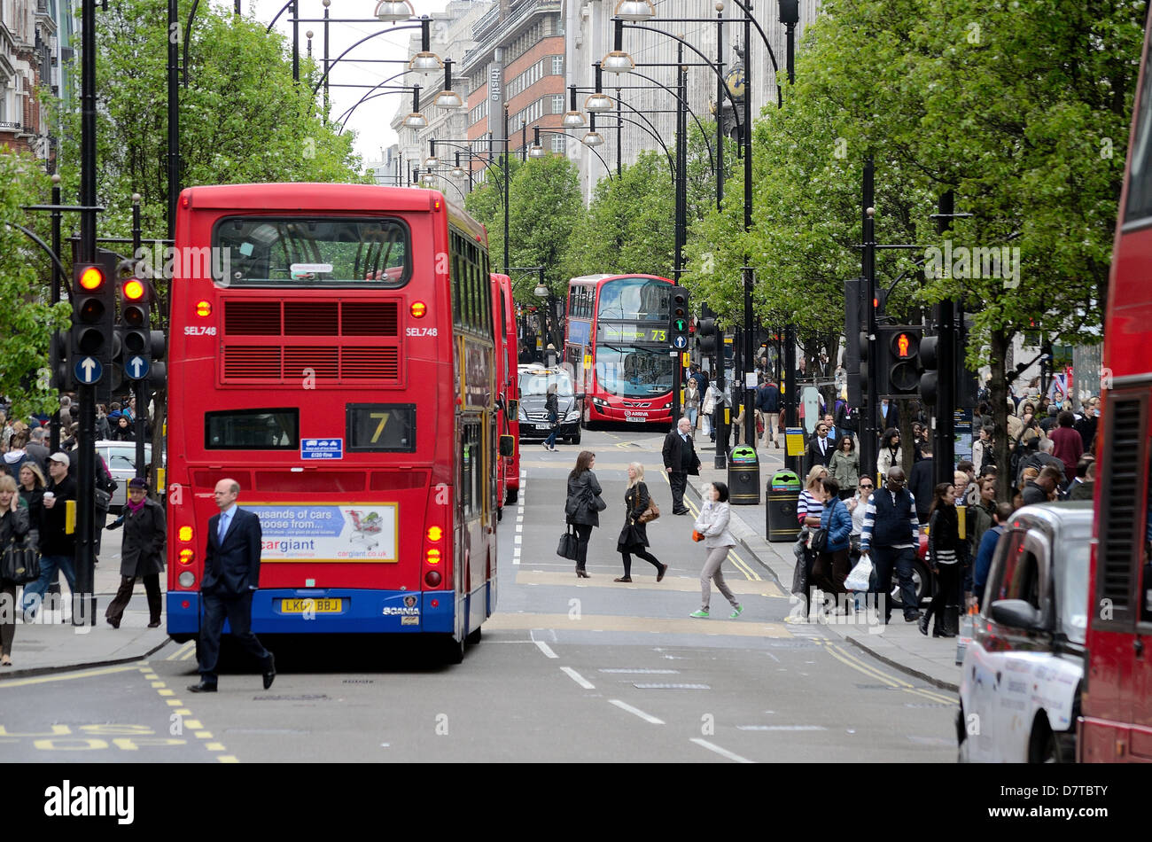 Roten Londoner Busse in einem geschäftigen Oxford Street Stockfoto