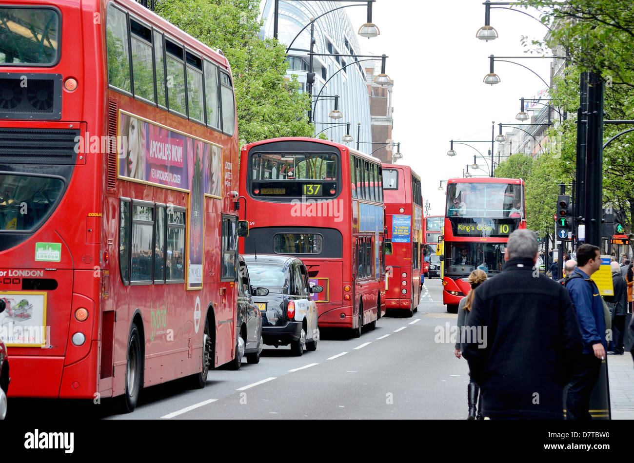 Roten Londoner Busse in einem geschäftigen Oxford Street Stockfoto