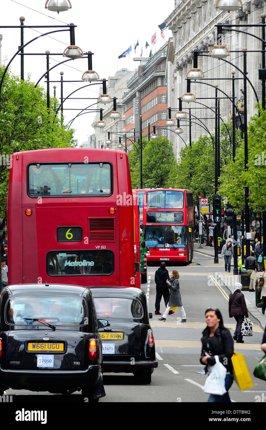 Roten Londoner Busse in einem geschäftigen Oxford Street Stockfoto