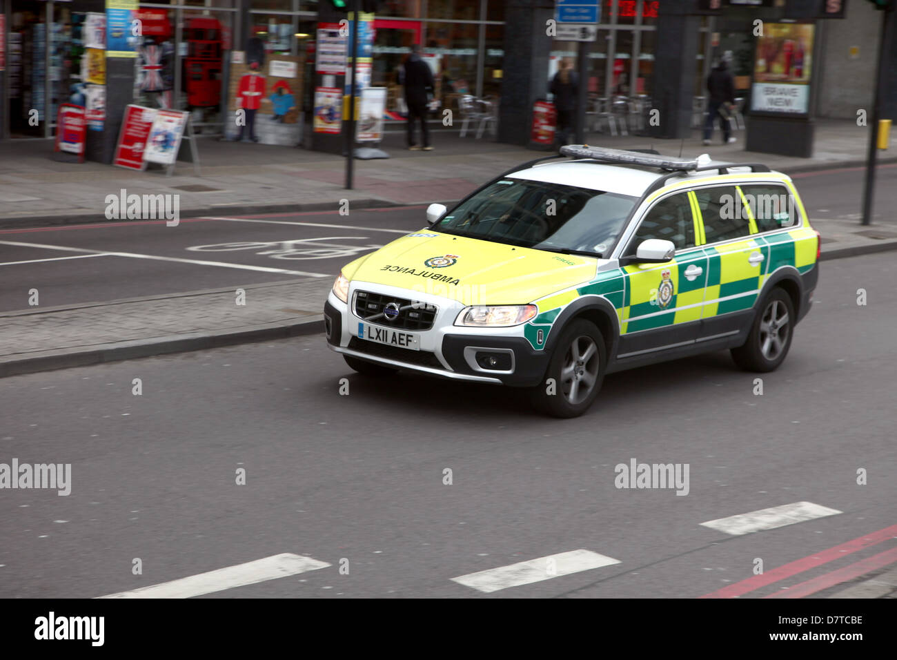 Volvo Sanitäter Auto mit Geschwindigkeit auf den Straßen von London, in der Nähe von Waterloo Station Mai 2013 Stockfoto