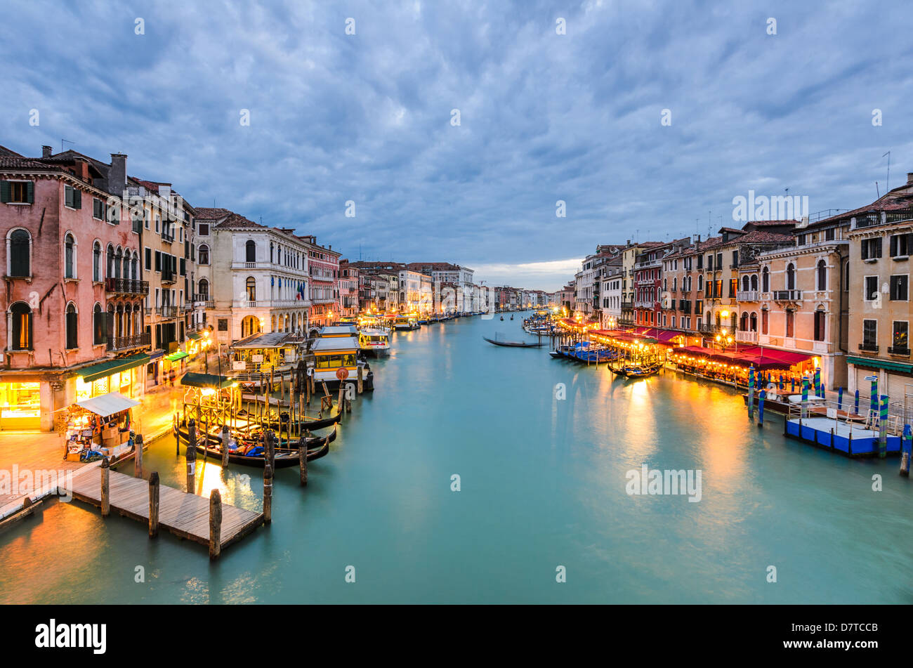 Canal Grande Sicht in der Nacht von der Rialto-Brücke, Venedig, Italien Stockfoto