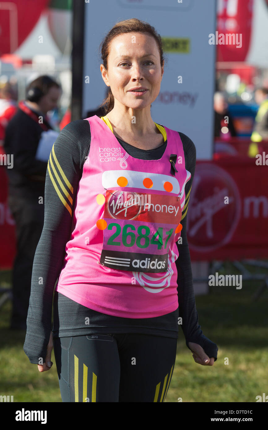 Schauspielerin Amanda Verpflegung. Prominente Teilnehmer bei einem Fototermin vor dem Start des Rennens Virgin London Marathon 2013 Stockfoto