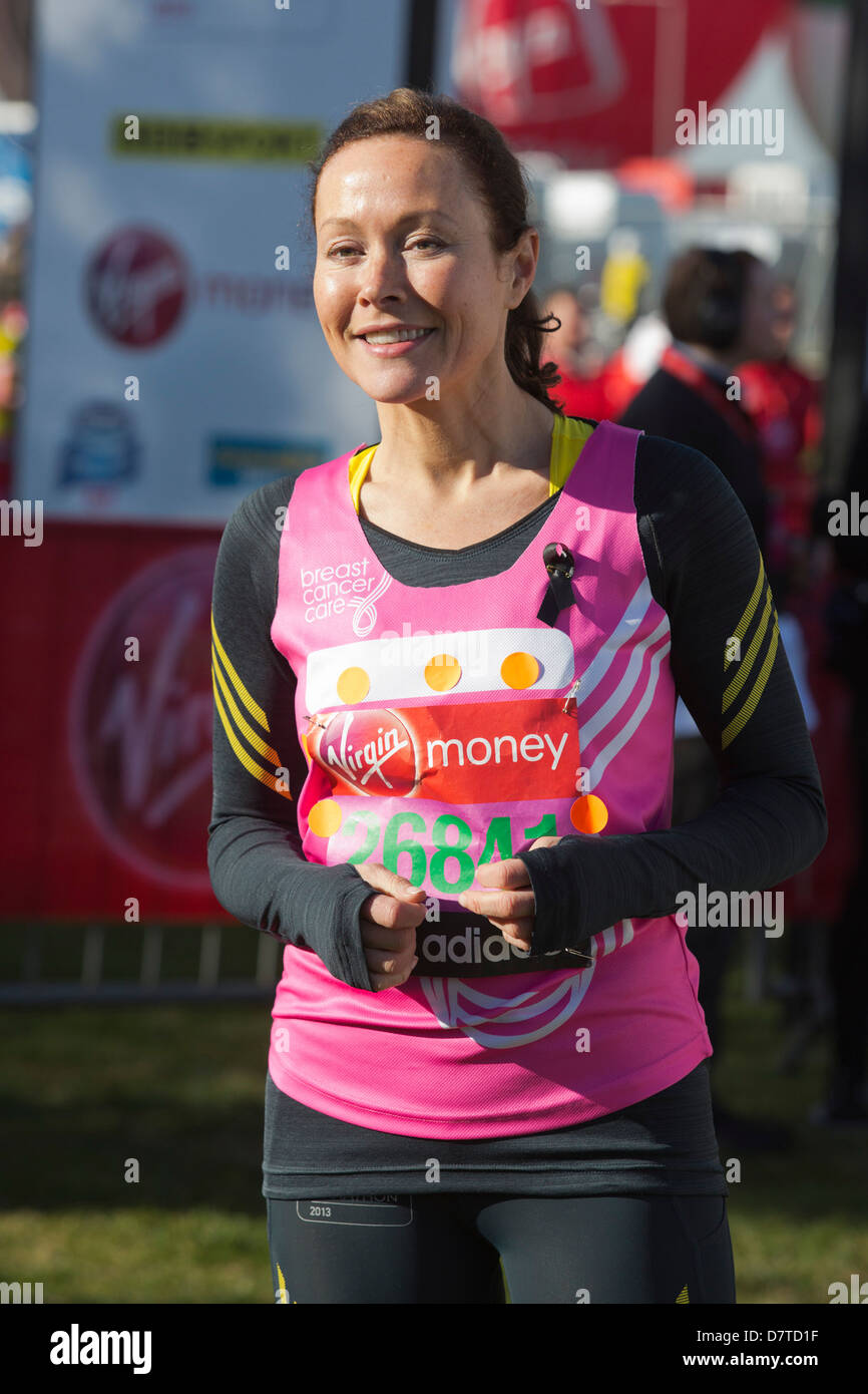 Schauspielerin Amanda Verpflegung. Prominente Teilnehmer bei einem Fototermin vor dem Start des Rennens Virgin London Marathon 2013 Stockfoto