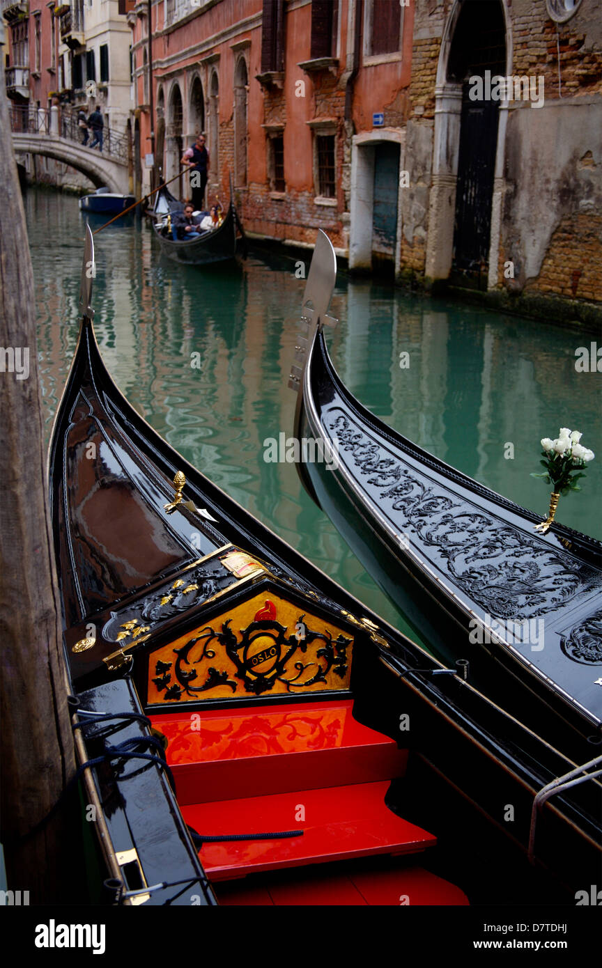 leere Gondeln in kleinen Kanal in Venedig Stockfoto