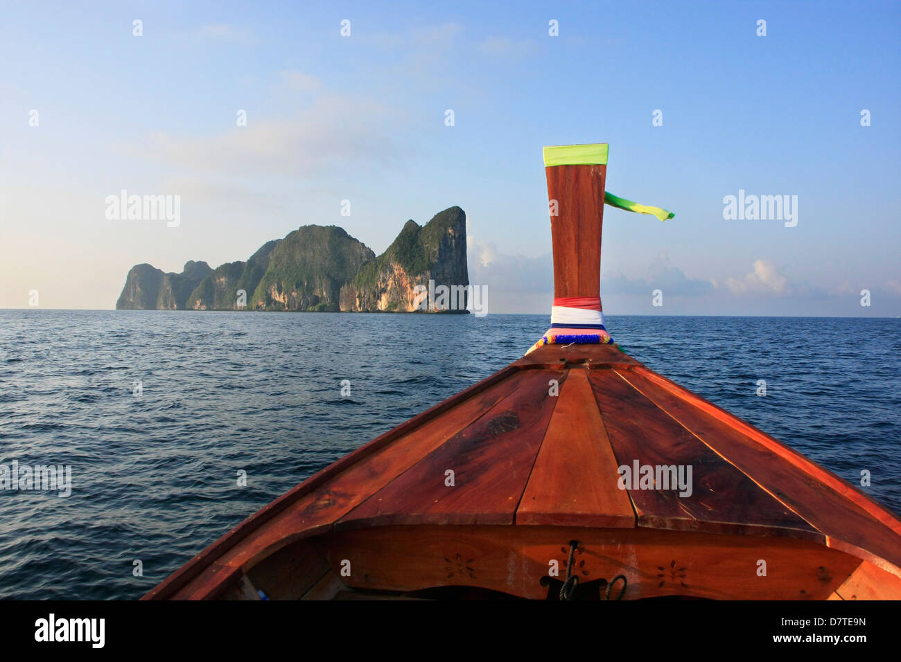 Longtail-Boot Richtung Ko Phi Phi Leh, Thailand Stockfoto