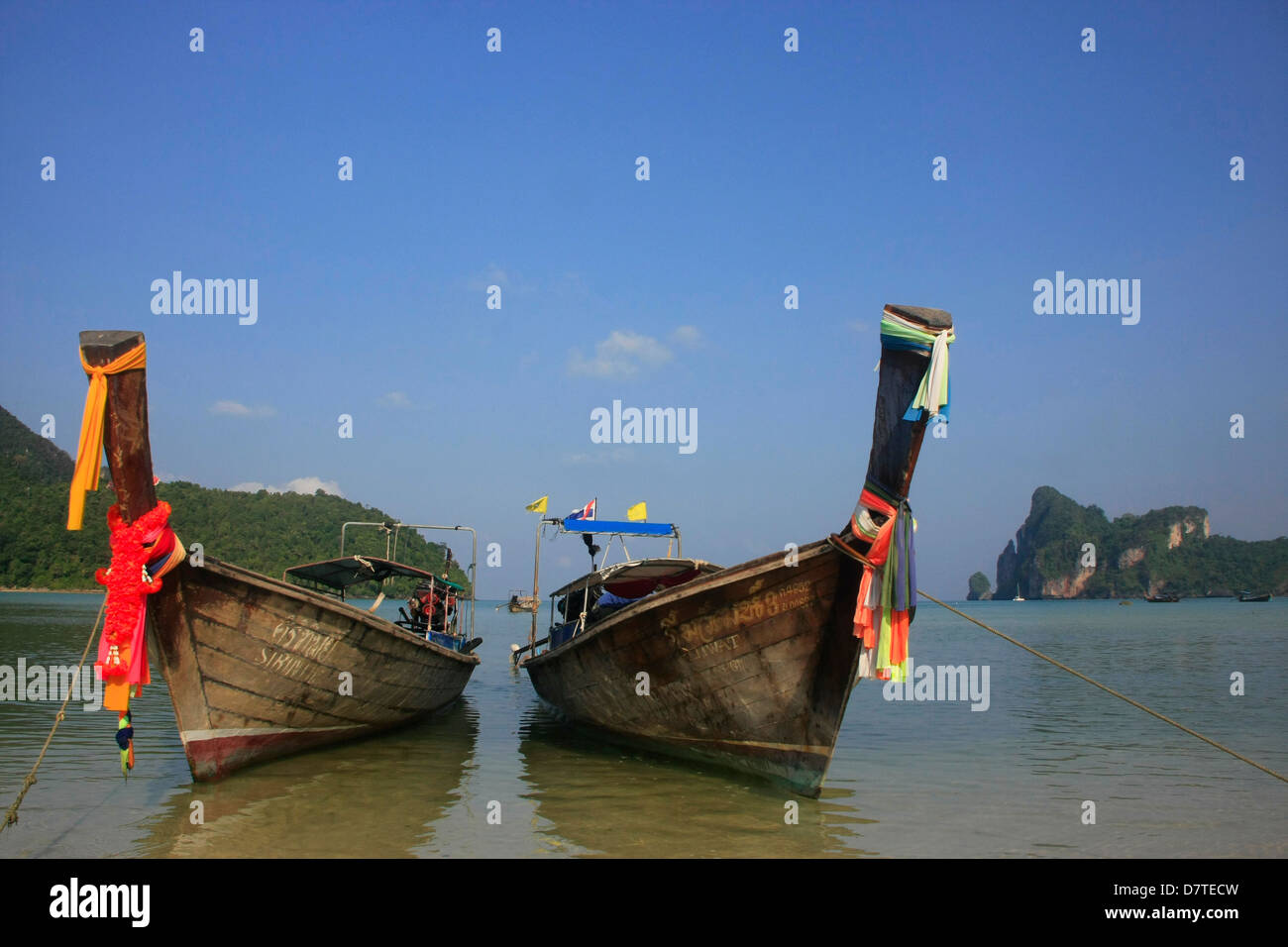 Long-Tail-Boote am Ao Loh Dalum Beach, Ko Phi Phi Don, Thailand Stockfoto