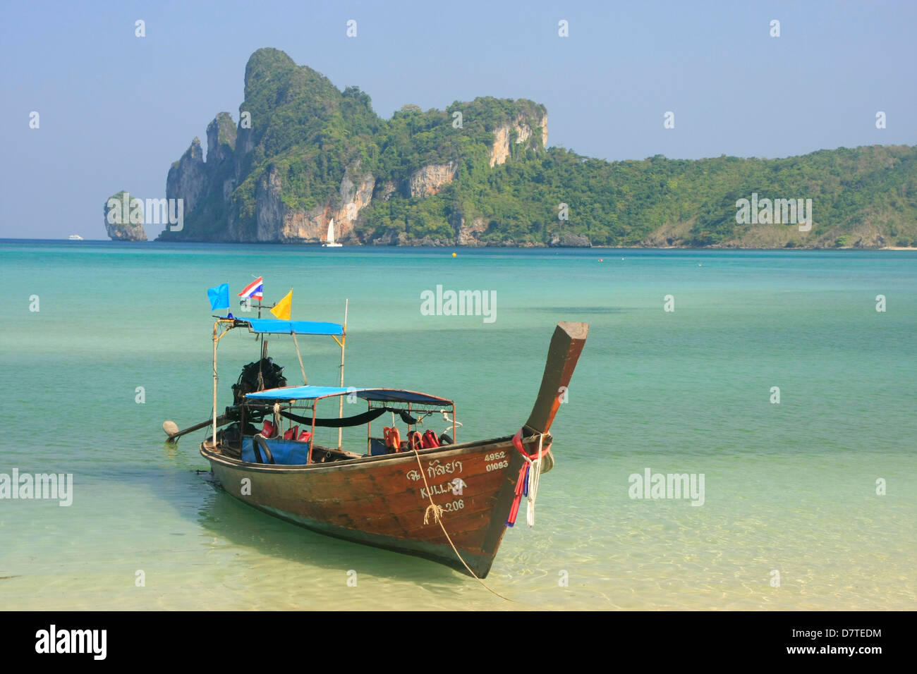 Long-Tail-Boote am Ao Loh Dalum Beach, Ko Phi Phi Don, Thailand Stockfoto