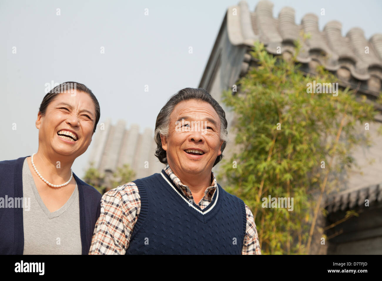 Gerne älteres paar walking im Freien durch traditionelles Gebäude in Peking Stockfoto
