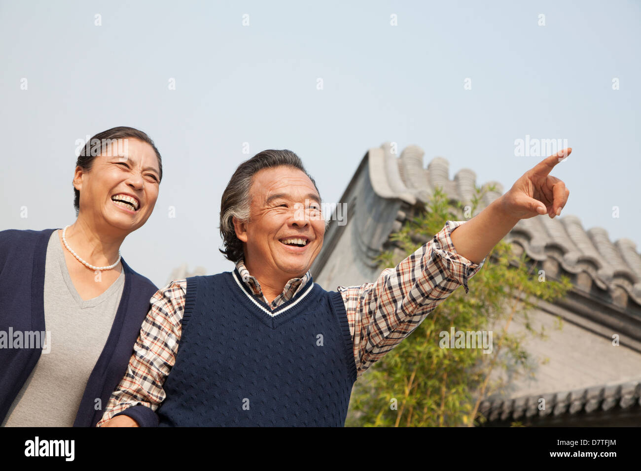 Gerne älteres Paar im Freien zeigt durch traditionelles Gebäude in Peking Stockfoto
