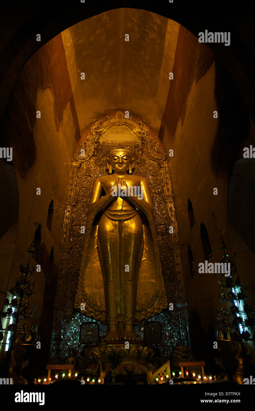 Kassapa Buddha-Statue ist nach Süden ausgerichtet und ist eines der vier stehenden Buddha im Inneren des berühmten Ananda-Tempels, alle bedeckt in gold Stockfoto