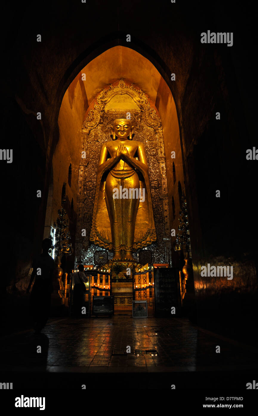 Kakusandha Buddha, stehend, im Inneren des Ananda-Tempels, die Statue ist auf der Nordseite, alle nach verschiedenen Directio gibt es 4 Statuen Stockfoto
