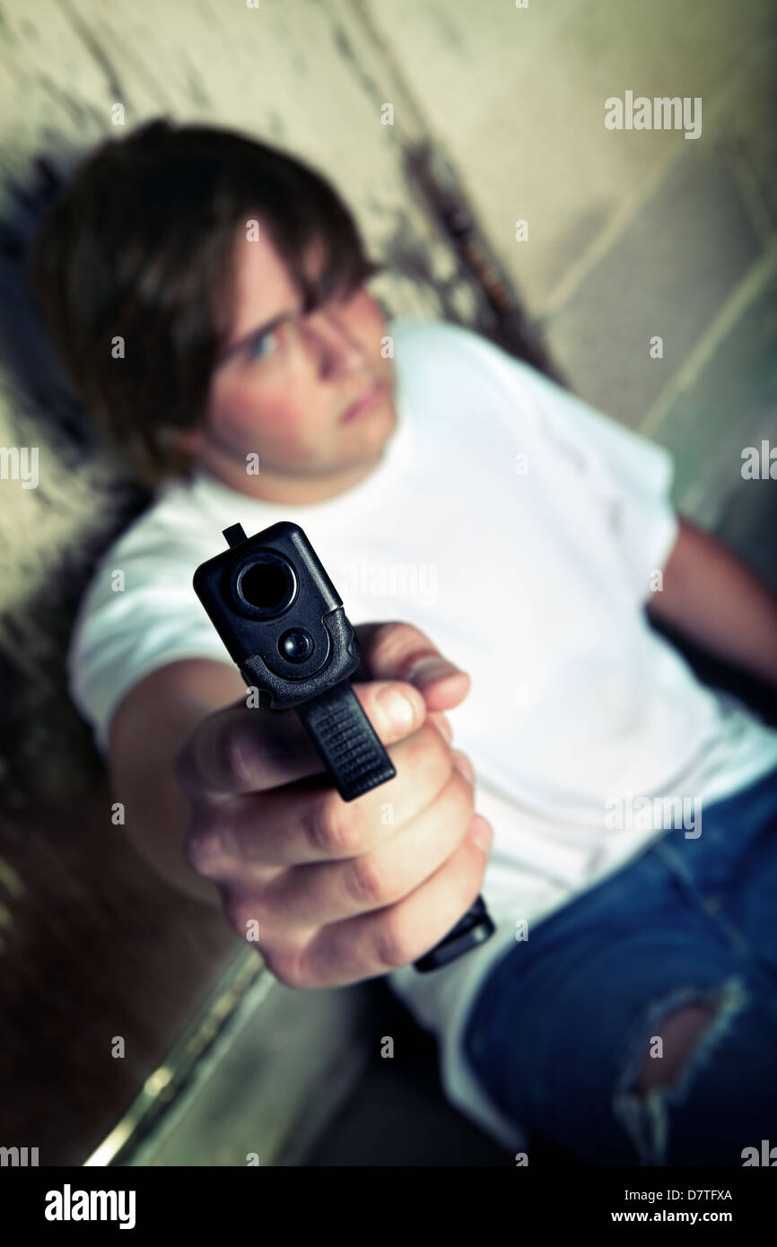 Teen wütend zeigt moderne Pistole in die Kamera Stockfoto