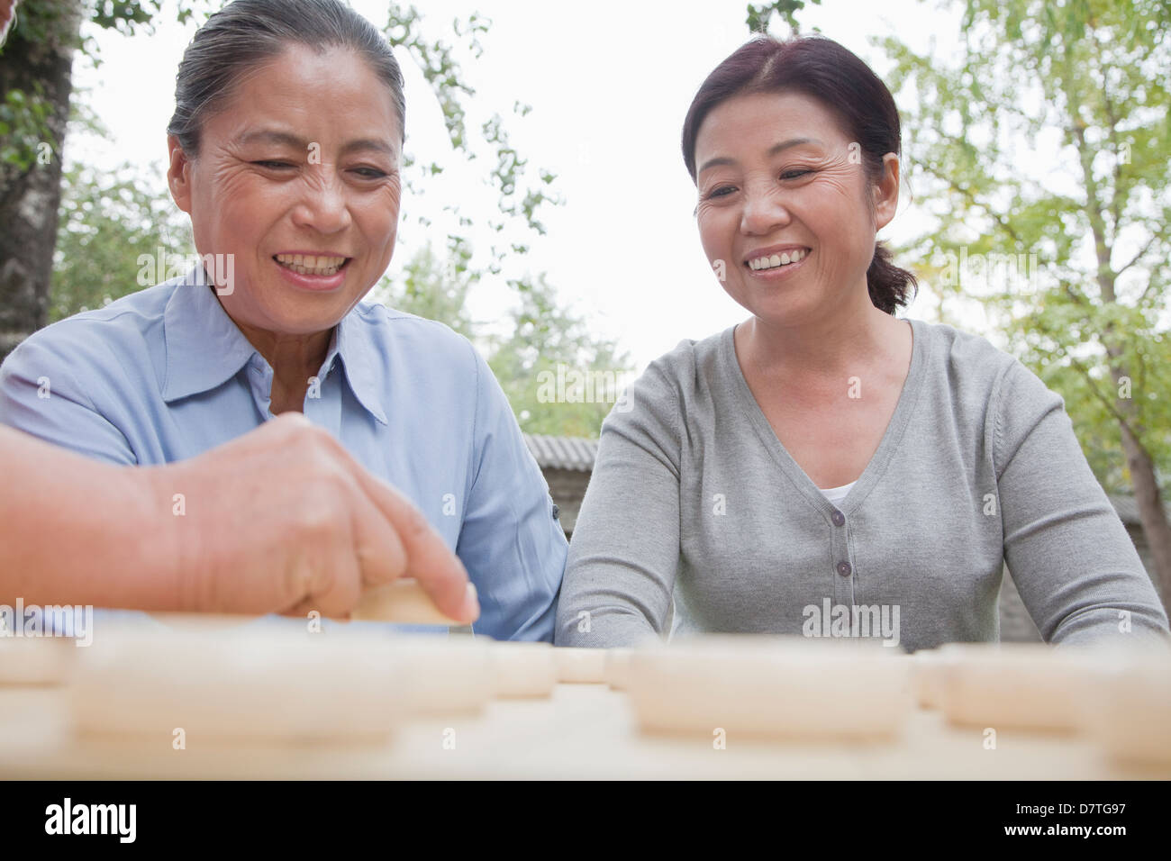 Gruppe von Reife Frauen spielen Chinese checkers Stockfoto
