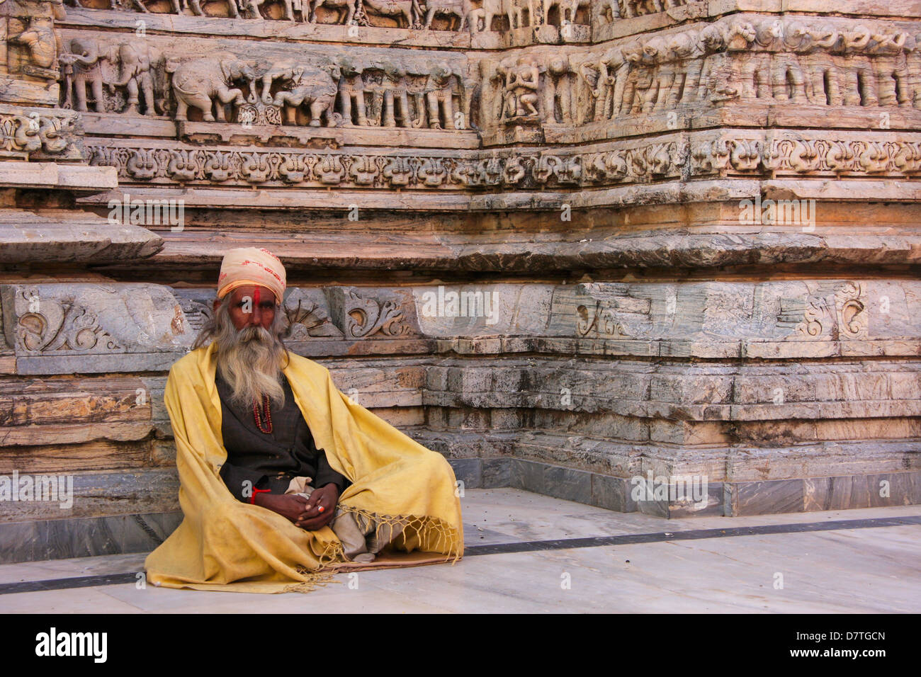 Indischer Mann sitzt am Jagdish Tempel, Udaipur, Rajasthan, Indien Stockfoto