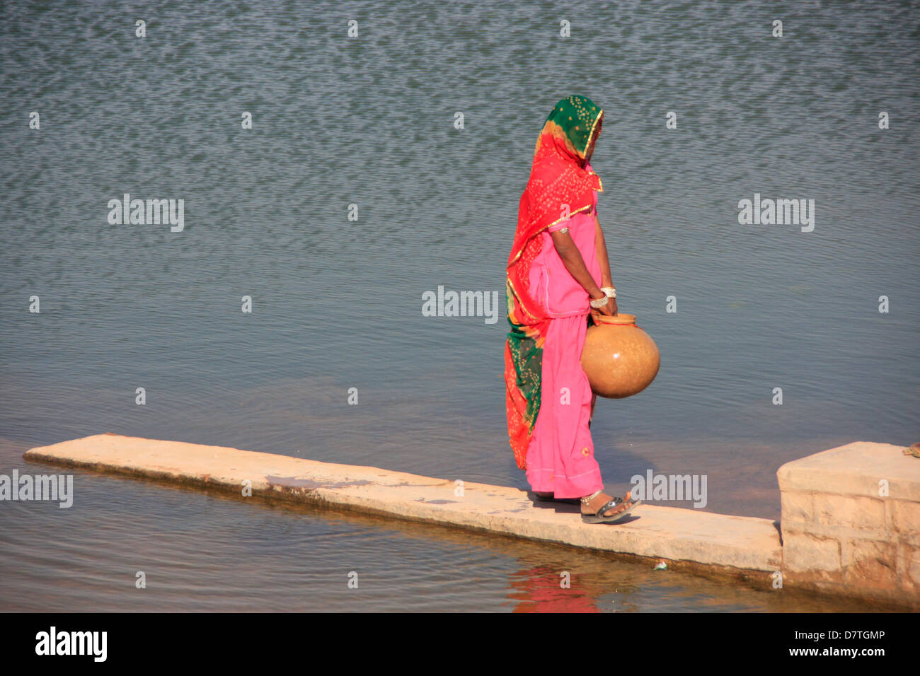 Indische Frau in bunten Sari tragen Gefäß mit Wasser, Kitchan, Rajasthan, Indien Stockfoto
